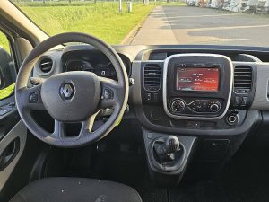 Deska rozdzielcza i stanowisko kierowcy — Renault TRAFIC 1.6 DCI L2 Navi NAP Euro6 z 2019 roku