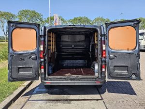 Przestrzeń ładunkowa — Renault TRAFIC 2.0 DCI ac LED EURO6 z 2023 roku