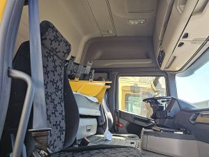 Wnętrze kabiny — Scania G410 z 2021 roku