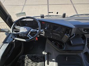 Deska rozdzielcza i stanowisko kierowcy — Scania G410 z 2021 roku