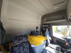 Fotele i leżanka w kabinie — Scania G410 z 2021 roku