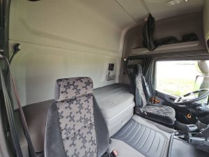 Fotele i leżanka w kabinie — Scania G410 LNG z 2021 roku