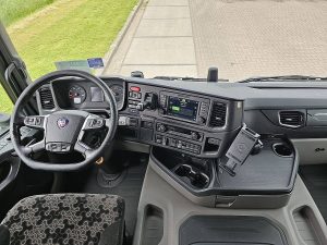 Deska rozdzielcza i stanowisko kierowcy — Scania G410 LNG z 2021 roku