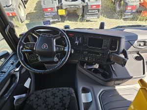 Deska rozdzielcza i stanowisko kierowcy — Scania G410 LNG z 2021 roku