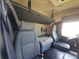 Fotele i leżanka w kabinie — Scania G420 CLIMA RETARDER z 2011 roku