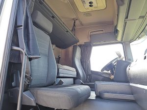 Wnętrze kabiny — Scania G420 CLIMA RETARDER z 2011 roku