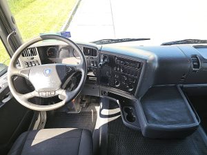 Deska rozdzielcza i stanowisko kierowcy — Scania G420 CLIMA RETARDER z 2011 roku