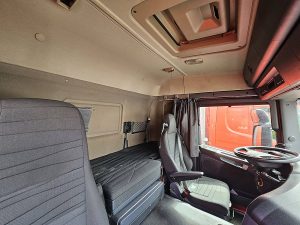 Fotele i leżanka w kabinie — Scania G450 6X2*4 CROWN ED. z 2018 roku