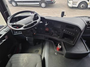 Deska rozdzielcza i stanowisko kierowcy — Scania G450 6X2*4 CROWN ED. z 2018 roku