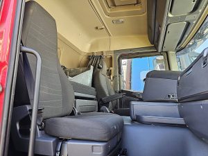 Wnętrze kabiny — Scania G450 6X2*4 MLB CROWN ED. z 2018 roku