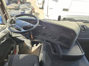 Deska rozdzielcza i stanowisko kierowcy — Scania G450 6X2*4 MLB CROWN ED. z 2018 roku