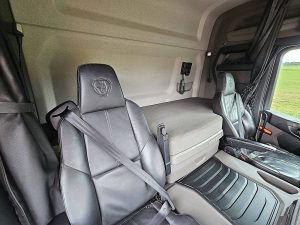 Fotele i leżanka w kabinie — Scania G500 MILKTANK,12M3 z 2021 roku