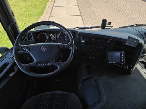 Deska rozdzielcza i stanowisko kierowcy — Scania P280 6X2*4 LIFT GETRÄNKE z 2015 roku