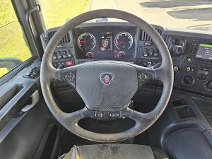 Wyposażenie specjalne wnętrza, ujęcie 2 — Scania P410 HIAB XS122 z 2016 roku