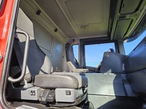 Wnętrze kabiny — Scania P410 HIAB XS122 z 2016 roku