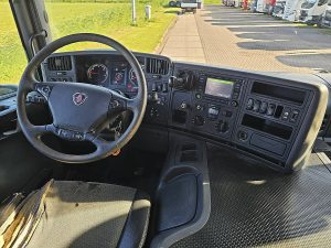 Deska rozdzielcza i stanowisko kierowcy — Scania P410 HIAB XS122 z 2016 roku
