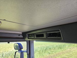Wyposażenie specjalne wnętrza — Scania P410 HIAB XS122 z 2016 roku