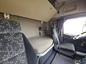 Fotele i leżanka w kabinie — Scania R410 z 2016 roku