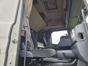 Wnętrze kabiny — Scania R410 z 2016 roku