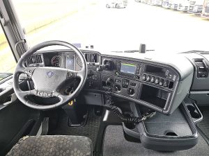 Deska rozdzielcza i stanowisko kierowcy — Scania R410 z 2016 roku