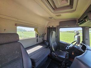 Fotele i leżanka w kabinie — Scania R420 MANUAL ALCOA PTO z 2008 roku