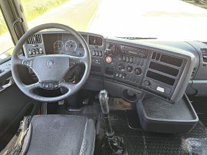 Deska rozdzielcza i stanowisko kierowcy — Scania R420 MANUAL ALCOA PTO z 2008 roku