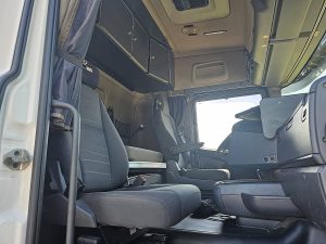 Fotele i leżanka w kabinie — Scania R450 z 2015 roku
