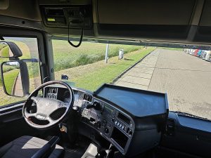Wnętrze kabiny — Scania R450 z 2015 roku
