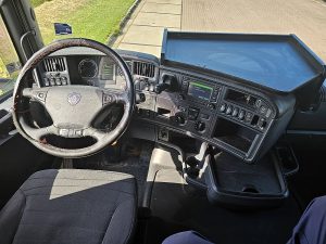 Deska rozdzielcza i stanowisko kierowcy — Scania R450 z 2015 roku