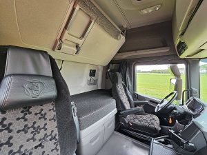 Fotele i leżanka w kabinie — Scania R450 z 2022 roku