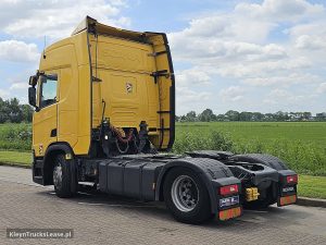 Strona kierowcy z tyłu — Scania R450 z 2022 roku