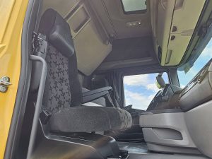 Wnętrze kabiny — Scania R450 z 2022 roku