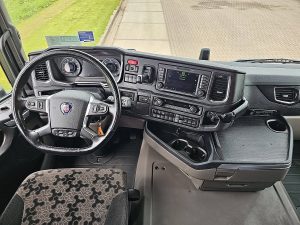 Deska rozdzielcza i stanowisko kierowcy — Scania R450 z 2022 roku