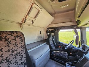 Fotele i leżanka w kabinie — Scania R450 CRANE HMF 1720-K4 z 2019 roku