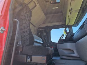 Wnętrze kabiny — Scania R450 CRANE HMF 1720-K4 z 2019 roku