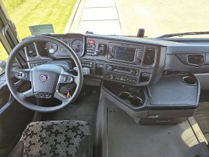 Deska rozdzielcza i stanowisko kierowcy — Scania R450 CRANE HMF 1720-K4 z 2019 roku