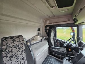 Fotele i leżanka w kabinie — Scania R450 NEXT GEN RETARDER z 2019 roku
