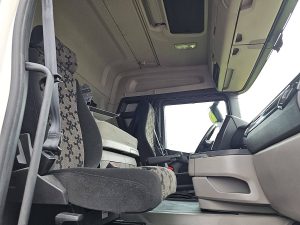 Wnętrze kabiny — Scania R450 NEXT GEN RETARDER z 2019 roku