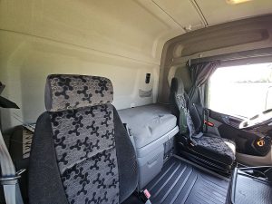 Fotele i leżanka w kabinie — Scania R450 RETARDER CR20N z 2017 roku