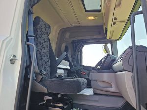 Wnętrze kabiny — Scania R450 RETARDER CR20N z 2017 roku
