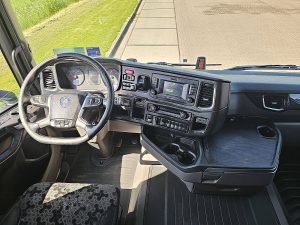 Deska rozdzielcza i stanowisko kierowcy — Scania R450 RETARDER CR20N z 2017 roku