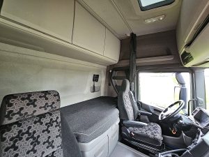 Fotele i leżanka w kabinie — Scania R460 RET. NIGHT A/C SUPER z 2023 roku