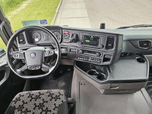 Deska rozdzielcza i stanowisko kierowcy — Scania R460 RET. NIGHT A/C SUPER z 2023 roku