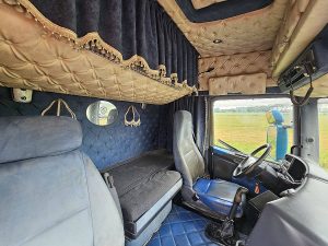Fotele i leżanka w kabinie — Scania R480 6X2 MANUAL CRANE z 2007 roku