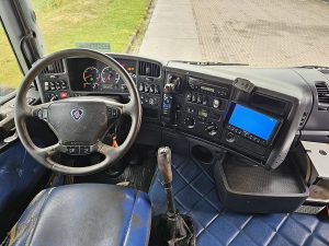 Deska rozdzielcza i stanowisko kierowcy — Scania R480 6X2 MANUAL CRANE z 2007 roku