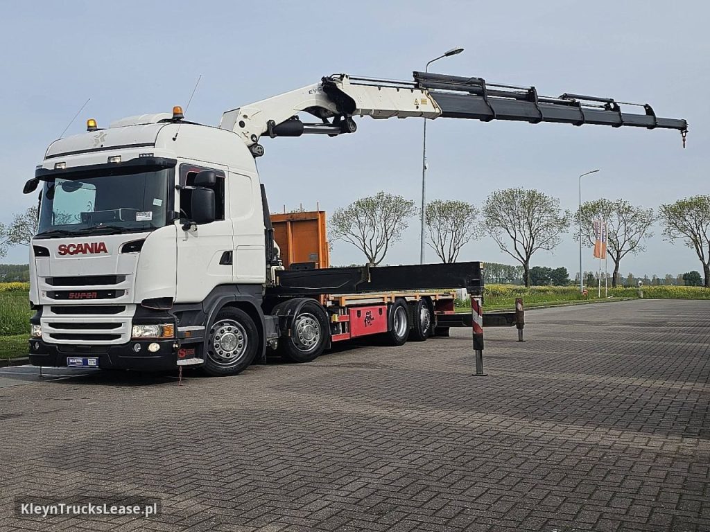 Scania R490 8X2*6 HMF 6020K6 z 2015 roku, platforma z zagranicy — przód pojazdu