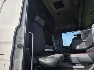 Fotele i leżanka w kabinie — Scania R490 8X2*6 HMF 6020K6 z 2015 roku