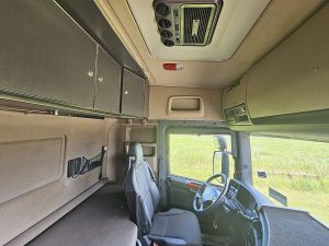 Wnętrze kabiny — Scania R490 8X2*6 HMF 6020K6 z 2015 roku