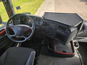 Deska rozdzielcza i stanowisko kierowcy — Scania R490 8X2*6 HMF 6020K6 z 2015 roku