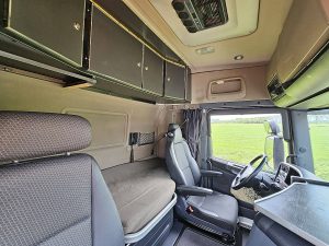 Fotele i leżanka w kabinie — Scania R490 HMF 6020 z 2016 roku
